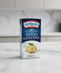 Box of Sterilgarda Panna da Cucina on a marble countertop with a kitchen background.